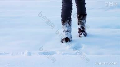 <strong>雪</strong>地上的脚印